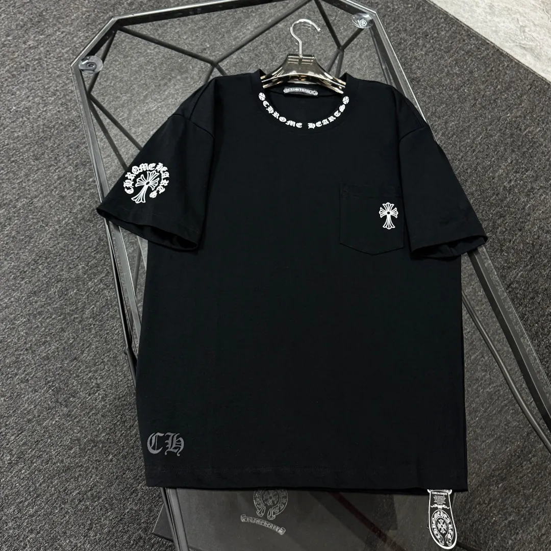 P170 Chrome Hearts 25 high-end versions. The fabric is made of 300 grams of high-density pure cotton. It does not deform or shrink. It has three labels. It is the same style for men and women. Technology: suede foaming + digital printing. Color: white, black. SIZE: S-XL.